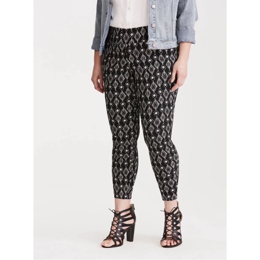 NWOT New Torrid Cropped Pixie Pant Ikat Print Ponte Black 00